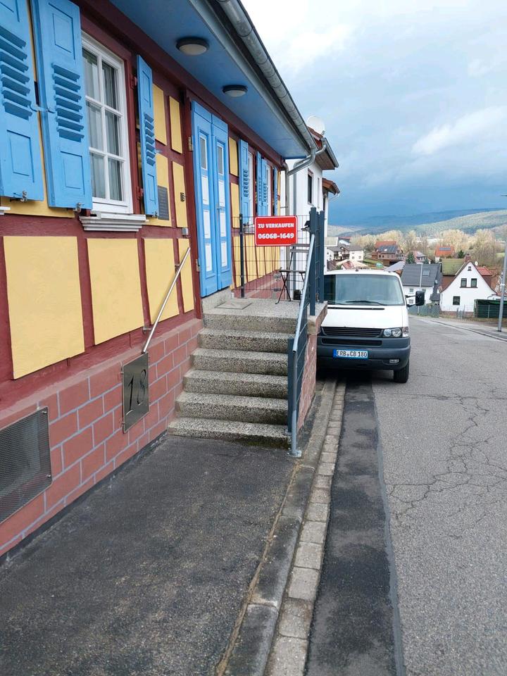 Thumbnail-In Beerfelden werden zwei Häuser auf einem Grundstück verkauft