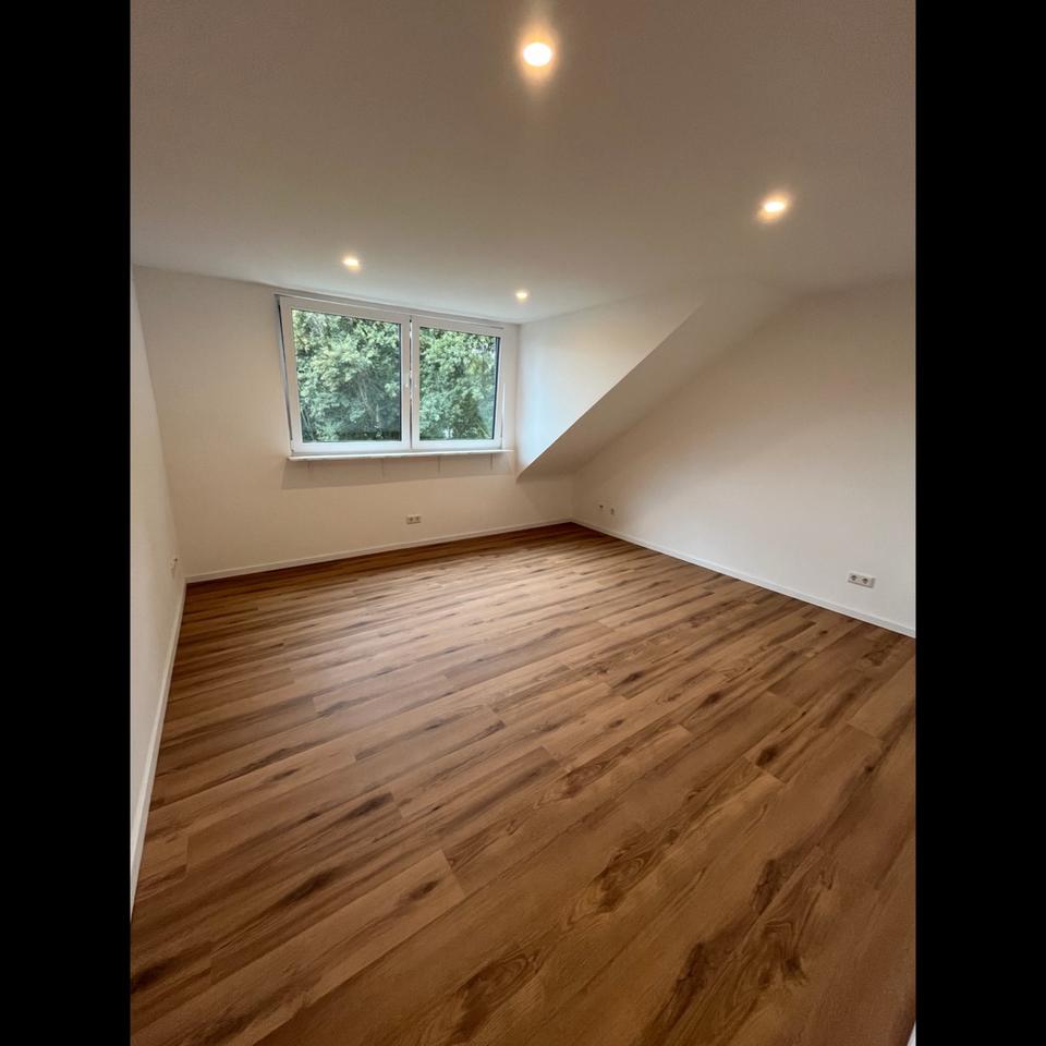 Thumbnail-Sanierte 2-Zimmer-DG-Wohnung in Neuss Holzheim