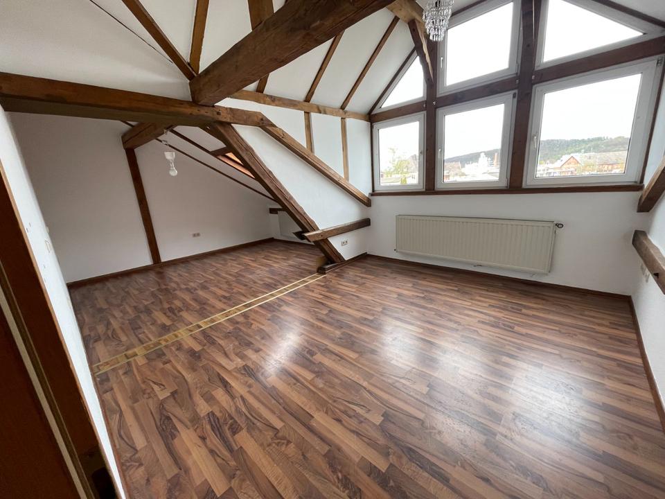 Thumbnail-Großzügige 4 Zimmer DG-Wohnung mit EBK und Balkon