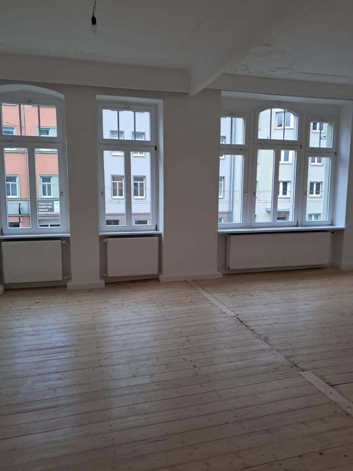 Thumbnail-Große 4-Zimmer-Altbauwohnung in zentraler Lage 1.OG