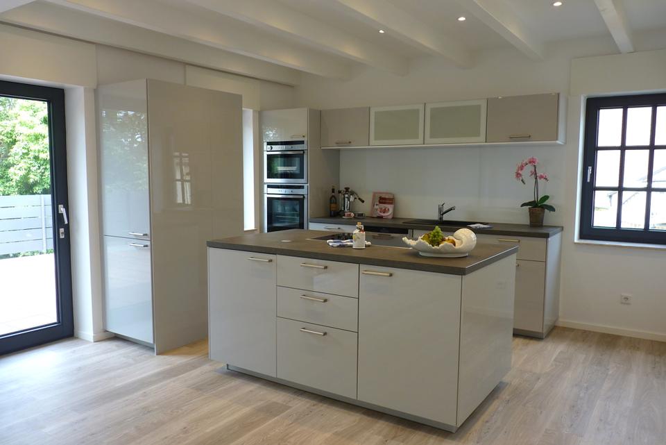 Thumbnail-HAUS im HAUS - TERRASSENWOHNUNG mit NEUEM BAD, EINBAUKÜCHE plus GARAGE zeitgemäß MODERNISIERT!