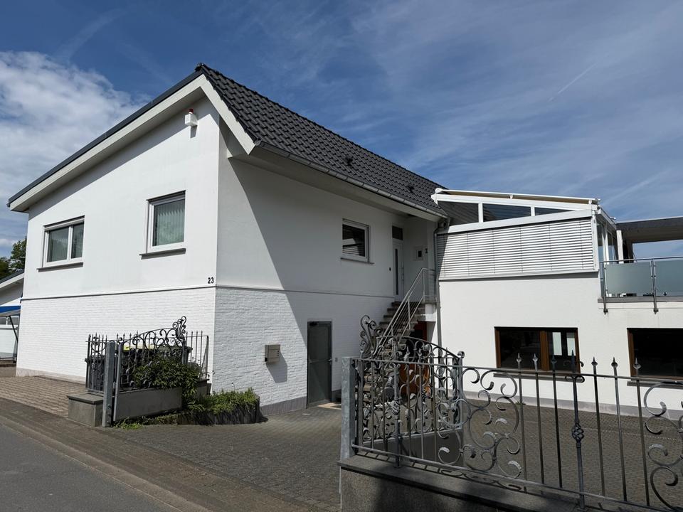 Thumbnail-KÖNIGSWINTER ITTENBACH, tolle 4 Zimmer-Wohnung mit ca. 145 m² WNfl. und Dachterrasse, EBK, 2 Stellpl