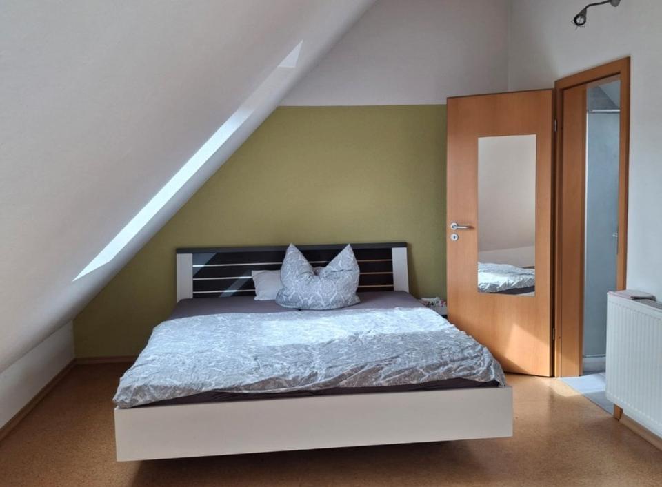 Thumbnail-Untervermietung 1 großes Zimmer mit Bad im Dachgeschoß