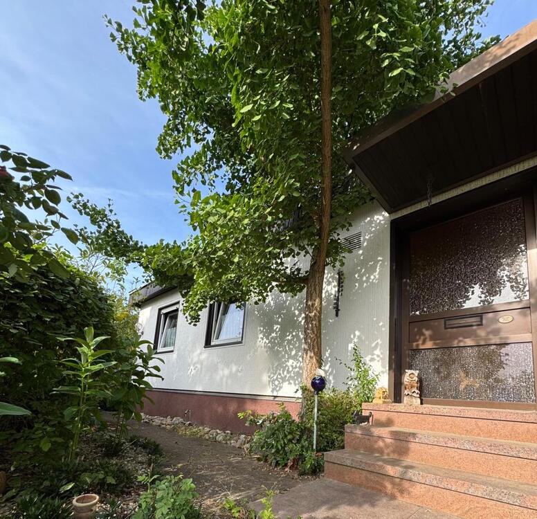 Thumbnail-Freistehender Winkel-Bungalow. Ruhiger Wohnlage in Würzburg