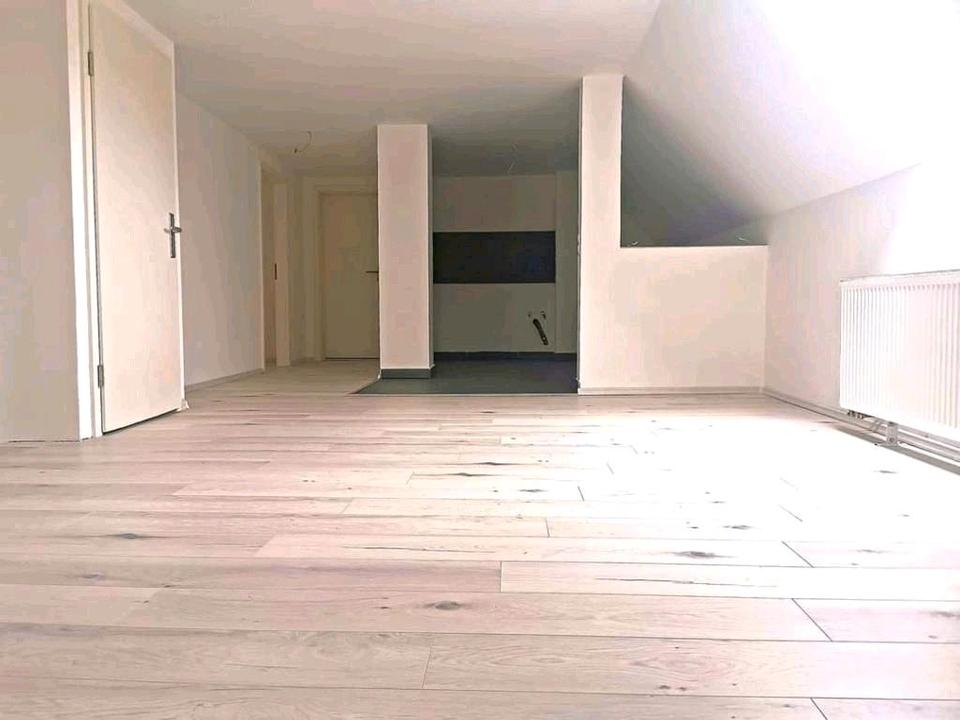 Thumbnail-3-Zimmer-Dachgeschosswohnung mit großem Wohnbereich zu vermieten