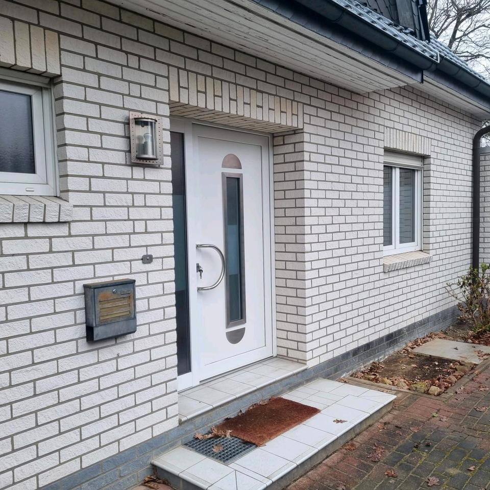 Thumbnail-Doppelhaushälfte mit Doppelgarage, Keller und Garten