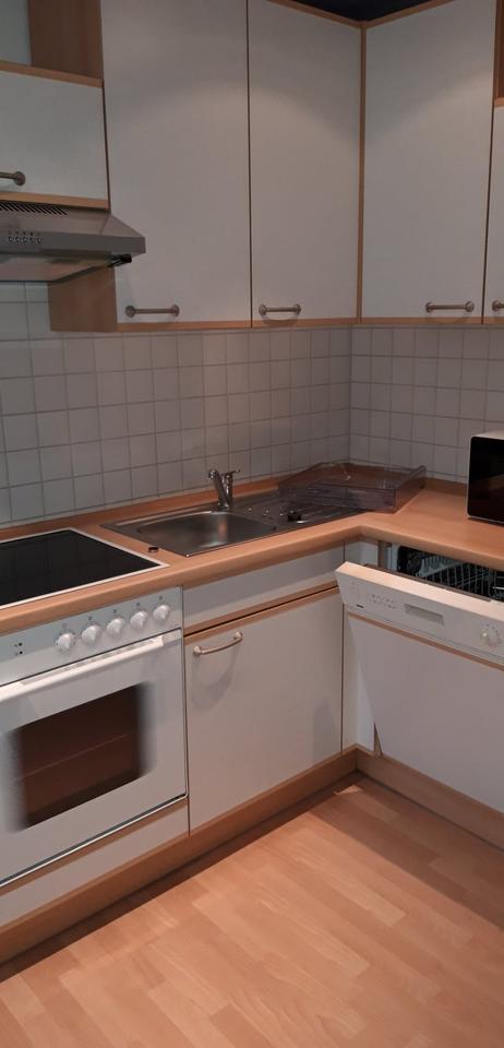 Thumbnail-kleine Singelwohnung mit Einbauküche im Dachgeschoss