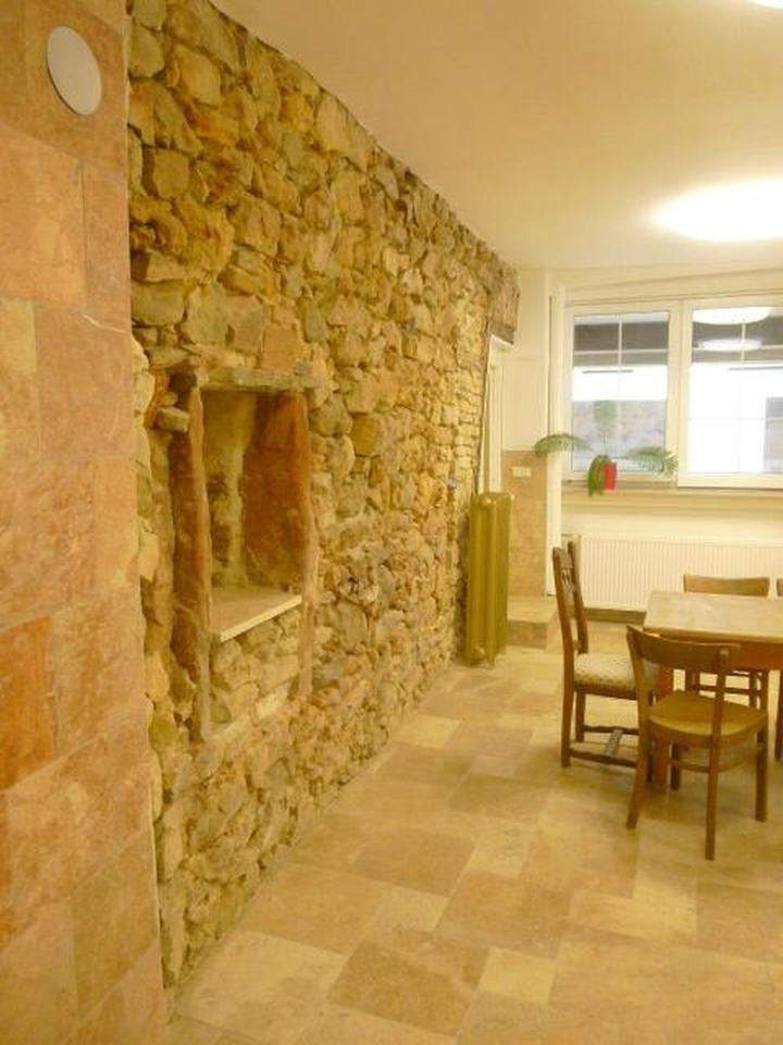 Thumbnail-Charaktervolle EG-Wohnung mit Naturstein, Stuck und großzügiger Fensterfront