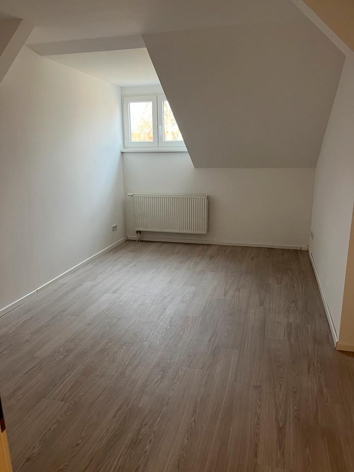 Thumbnail-Vermiete 3-Zimmer-Dachgeschoss-Wohnung