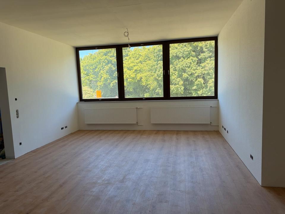 Thumbnail-Helle, neu renovierte 4-Zimmer Wohnung mit Balkon, Erstbezug