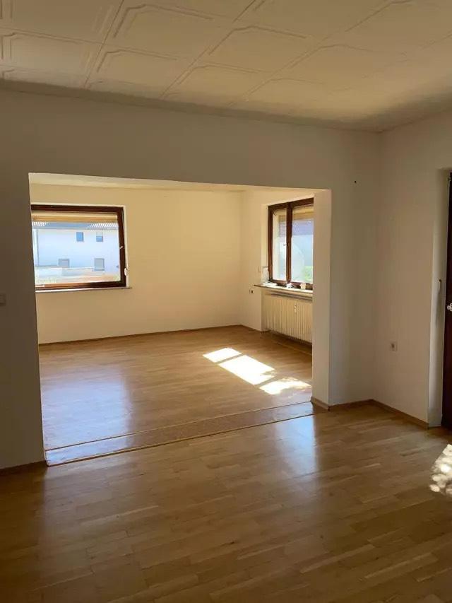 Thumbnail-Helle Wohnung mit Balkon und Gartenanteil neue Fenster z. Einzug