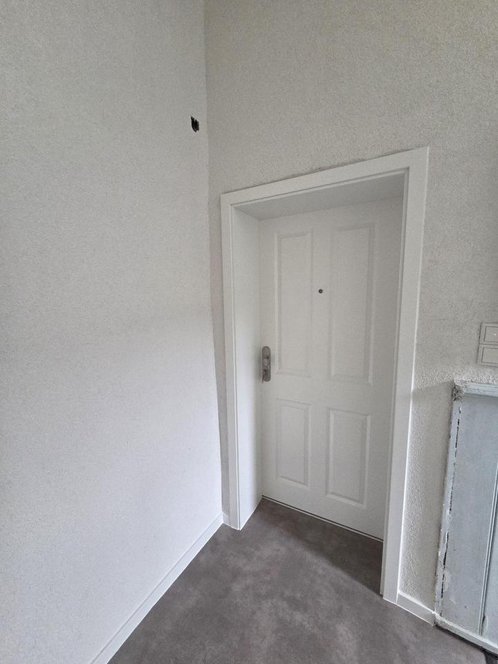 Thumbnail-Kernsanierte 2-Zimmer-Wohnung nahe Bahnhof Oberbarmen – 3. OG links, KücheBad, Keller