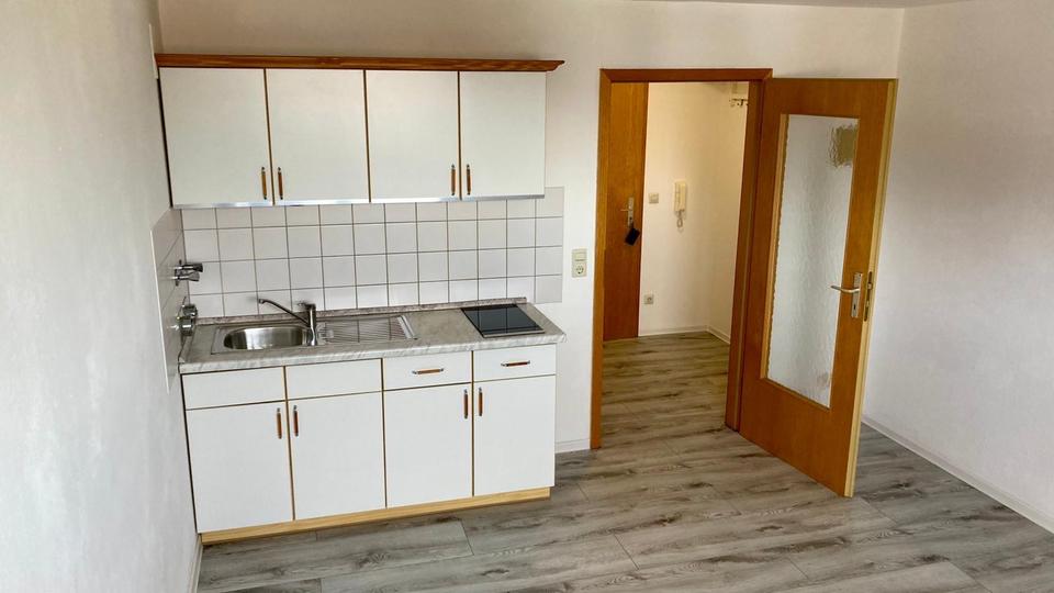 Thumbnail-1 Zi Wohnung, frisch renoviert, mit Kfz Stellplatz und Küche