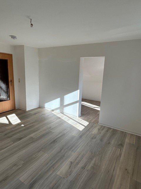 Thumbnail-Schöne und geräumige Wohnung (42 qm - DG) in OelsnitzE. zu verm.