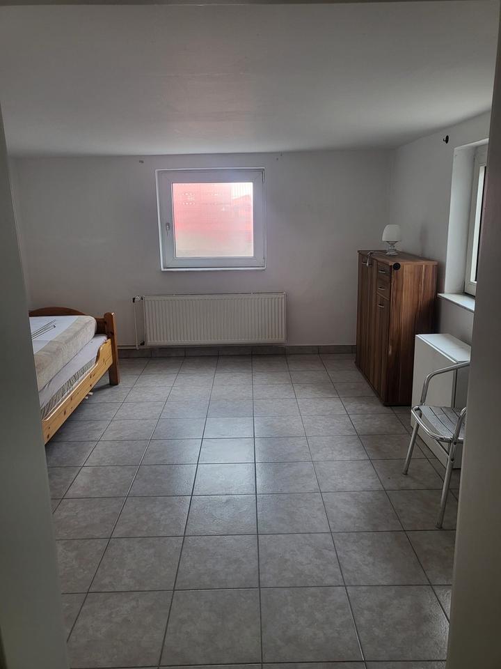 Thumbnail-1-Zimmer-Souterrainwohnung mit großem Garten zu vermieten