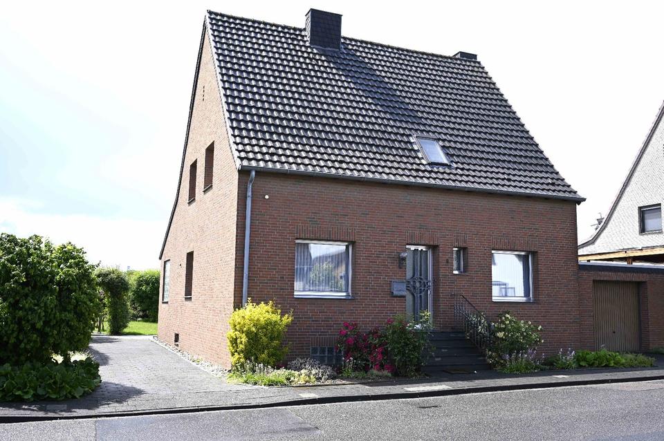 Thumbnail-Freistehendes Einfamilienhaus mit Nebengebäuden