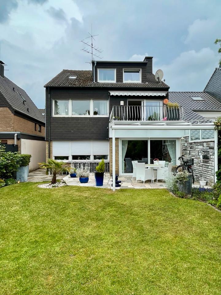 Thumbnail-Zweifamilienhaus mit viel Potenzial ,200qm ,Vollunterkellert