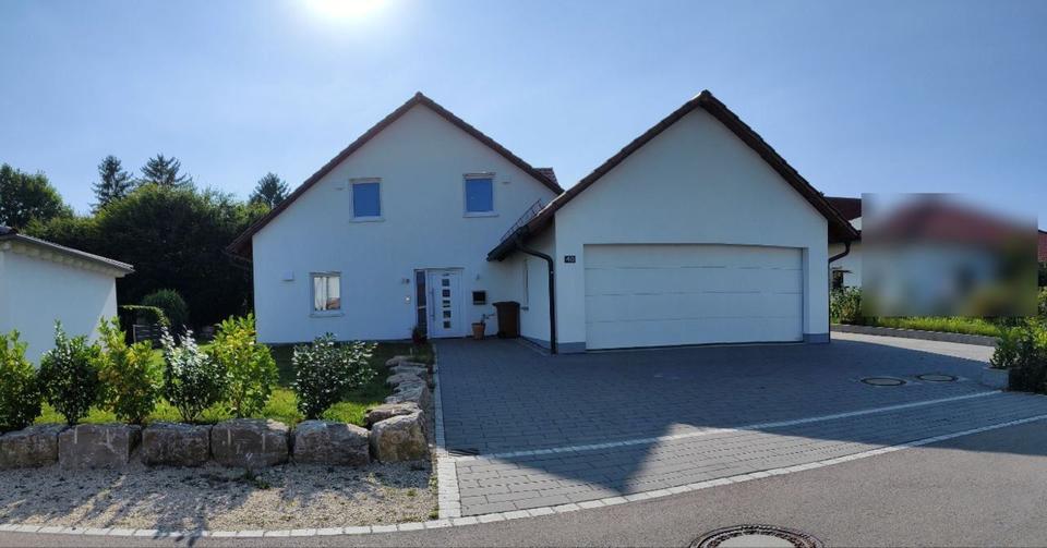 Thumbnail-Freistehendes Einfamilienhaus mit Doppelgarage und Garten