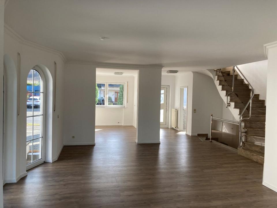 Thumbnail-Geräumige, preiswerte 6-Zimmer-Doppelhaushälfte mit geh. Innenaus