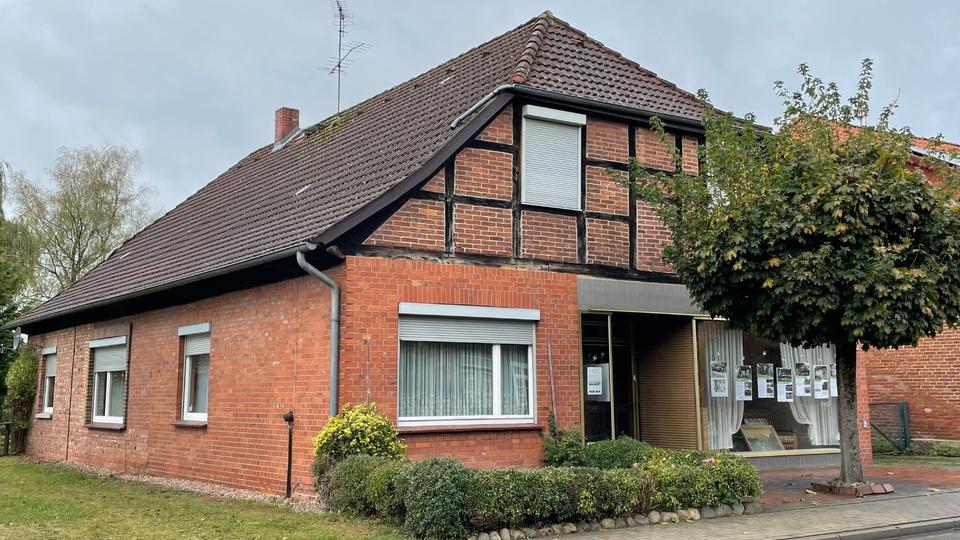 Thumbnail-Großes Einfamilienhaus mit Garten und Nebengebäude