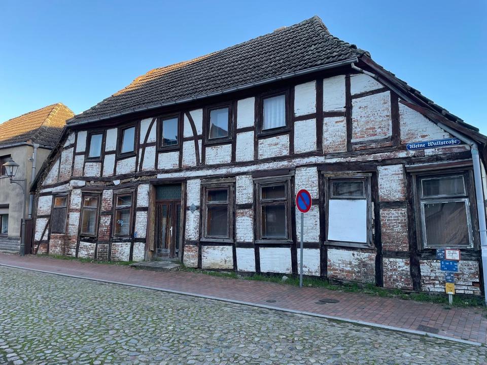 Thumbnail-Altes Fachwerkhaus für Liebhaber und Sanierer