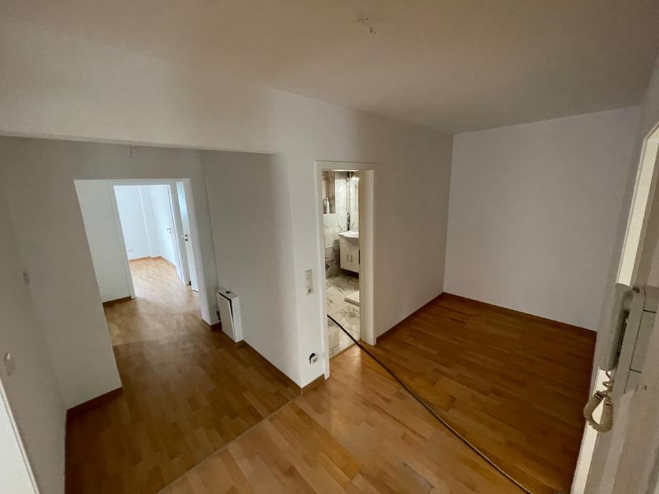 Thumbnail-Helle und geräumige 4-Zimmer-Wohnung mit Balkon in Flörsheim