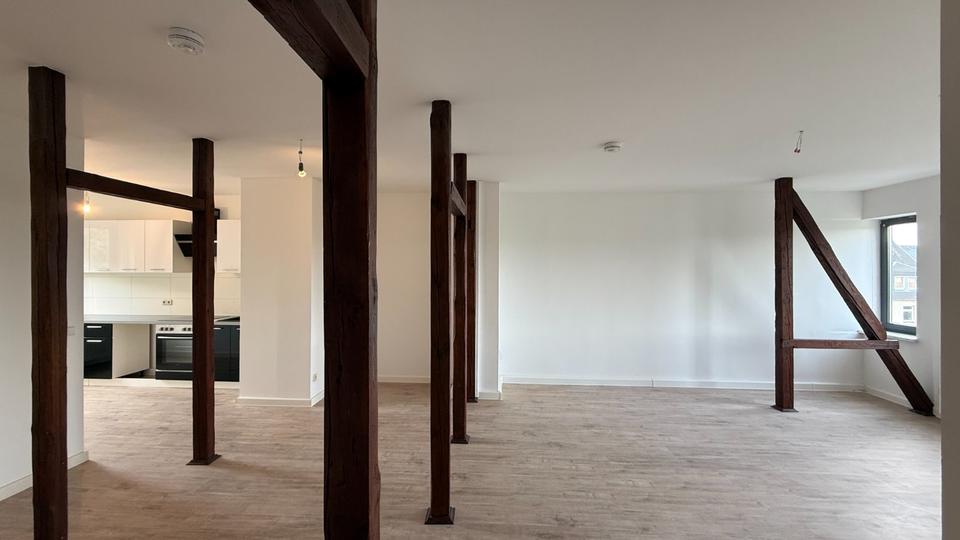 Thumbnail-ALTBAU LOFT MITTEN IM ZENTRUM MIT MEGA PANORAMABLICK! 4 Zimmer, 2 Bäder & EBK