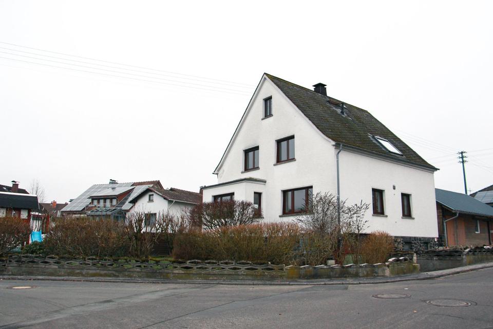 Thumbnail-Geräumiges Einfamilienhaus mit ca. 1000 m² Grundstück & Nebengeb.