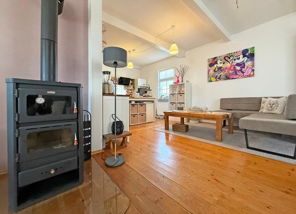 Thumbnail-Charmante 2-Zimmer-Altbauwohnung mit Kamin, Einbauküche