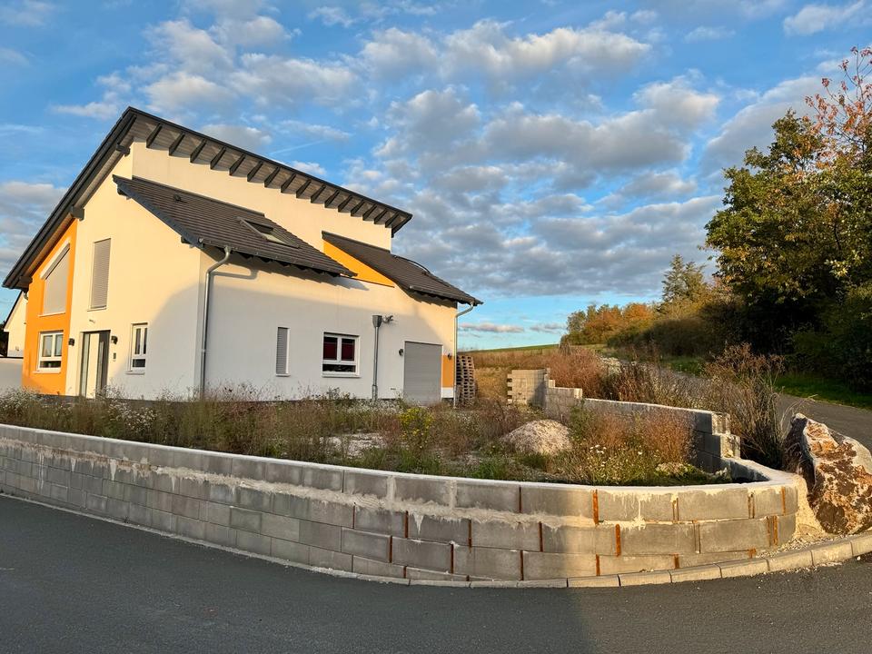 Thumbnail-Massives Einfamilienhaus in Feldrandlage