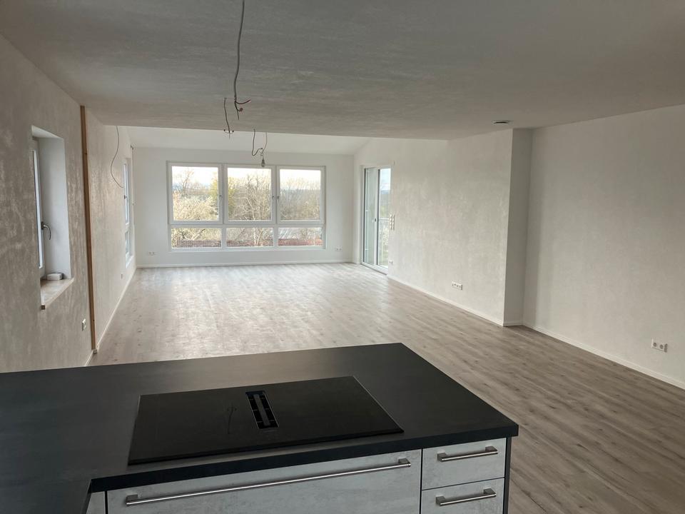 Thumbnail-Helle 3 12 Zimmerwohnung 2.OG mit Balkon, EBK, Stellplatz