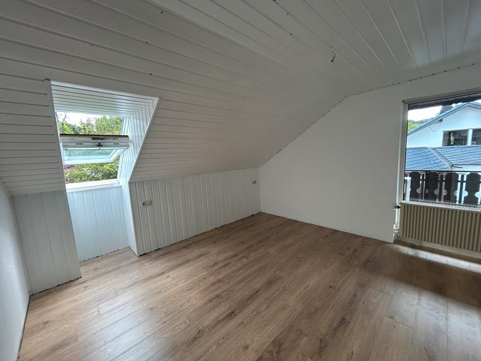 Thumbnail-Gemütliche Dachgeschosswohnung mit Balkon in Ländlicher Lage