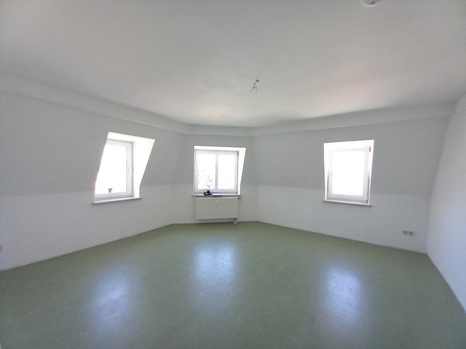 Thumbnail-4-Zimmer Wohnung im 3. OG der Dr.-Külz-Str., Meerane, verfügbar ab sofort!