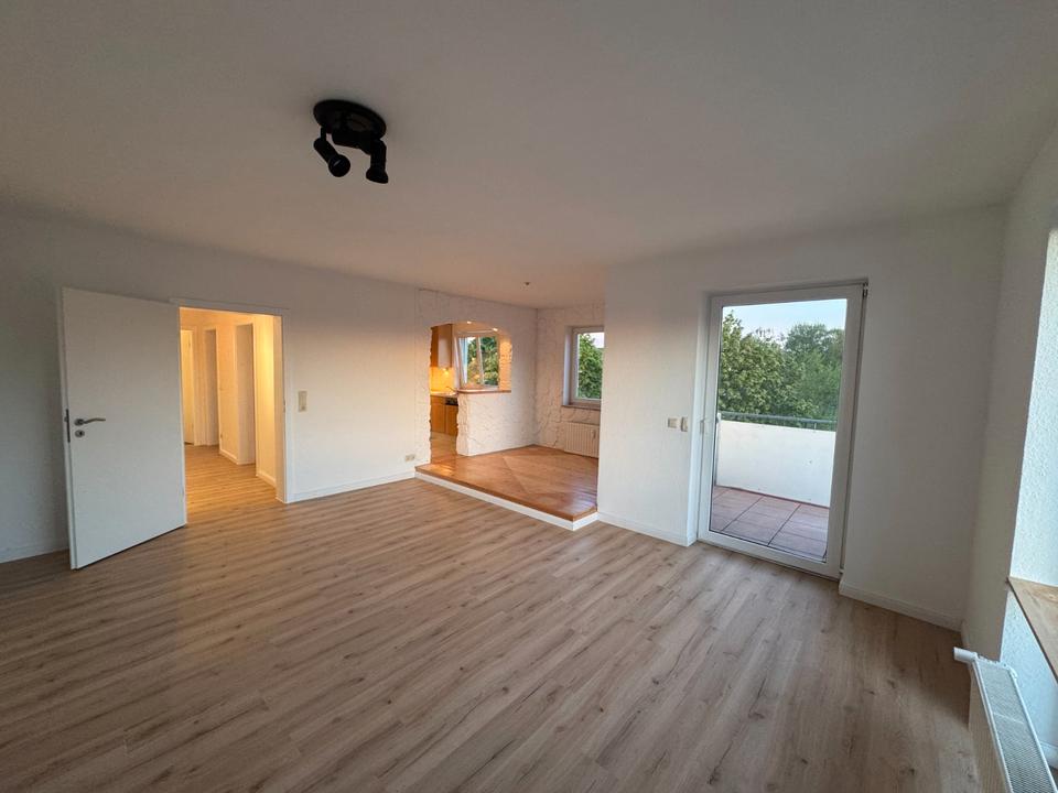 Thumbnail-Frisch renovierte 3-Zimmer Wohnung mit großen Balkon und 2 Stellp