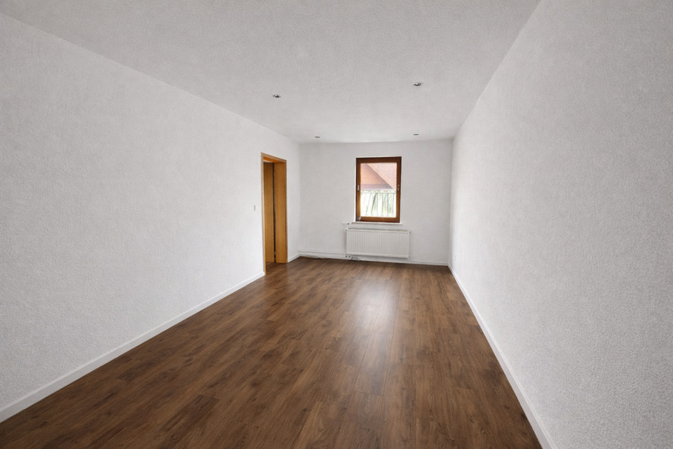 Thumbnail-Großzügige 4-Zimmer Wohnung im Obergeschoss mit Einbauküche in Jü