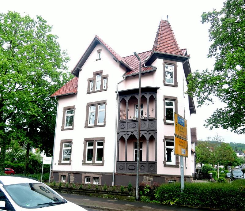 Thumbnail-Möblierte Dachgeschosswohnung mit PKW-Stellplatz nahe der Innenstadt