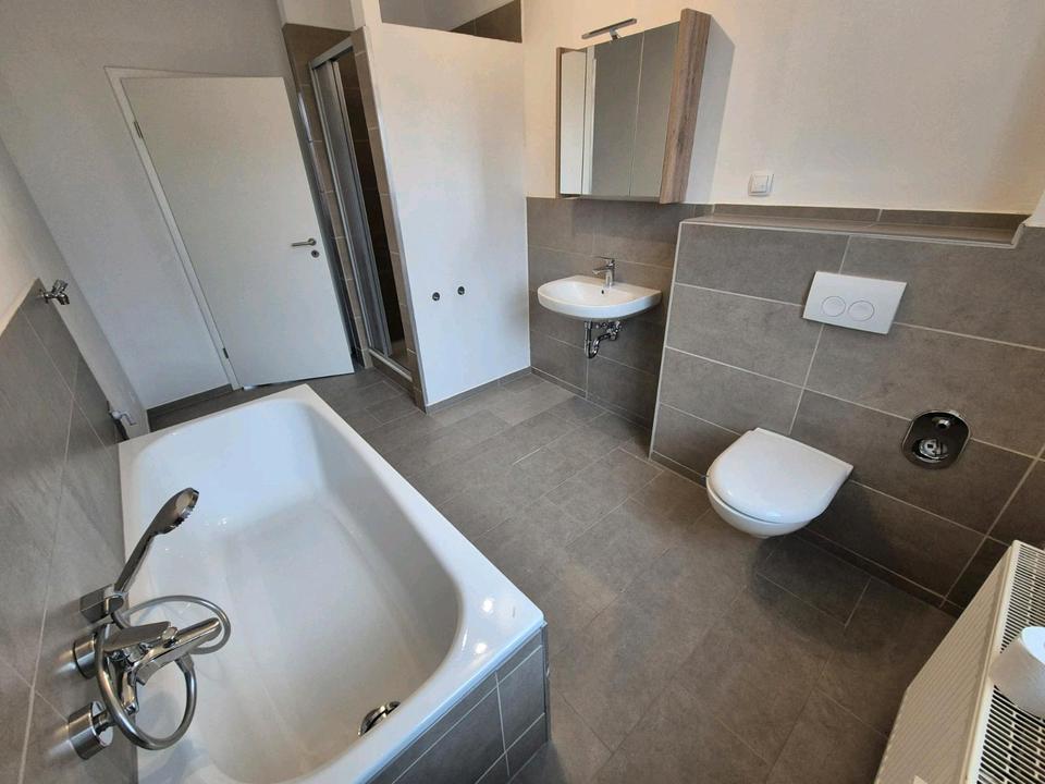 Thumbnail-4-Zimmer, Einbauküche, Dusche und Wanne, modernisiert