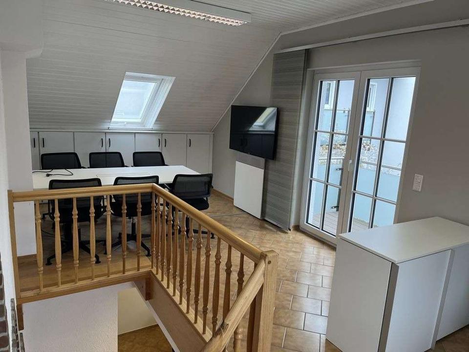 Thumbnail-Pasing: Modernes und helles Büro, möbliert auf 2 Etagen mit Balkon.