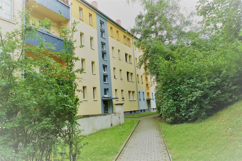Thumbnail-Das Gebäude wurde 1963 in industrieller Blockbauweise errichtet. Das sanierte Mehrfamilienhaus mit 4 Hauseingängen hat 4 Wohngeschosse mit je 2 Wohnungen pro Geschoss und ist vollständig...