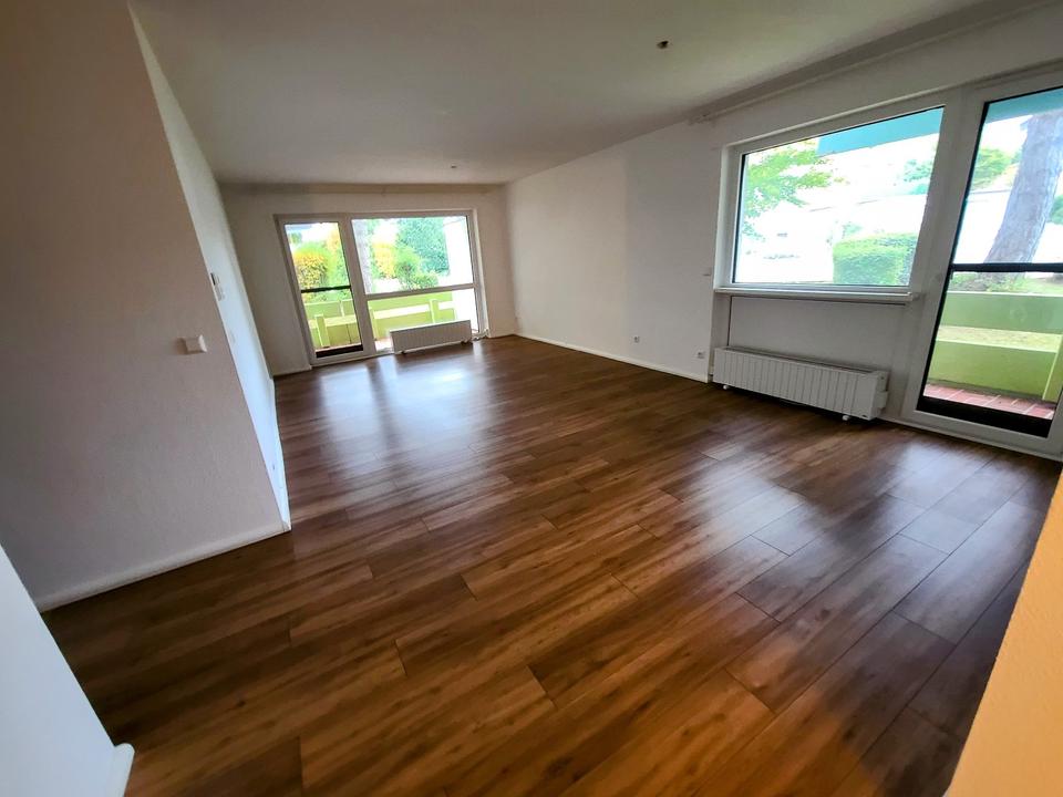 Thumbnail-Freundliche und modernisierte 2,5-Raum-EG-Wohnung mit Balkon