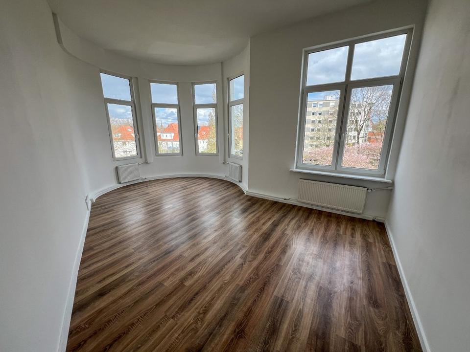 Thumbnail-Traumhafte 4 Zimmer Wohnung mit Durchgangszimmer und großem Balkon am Martin Donandt Platz