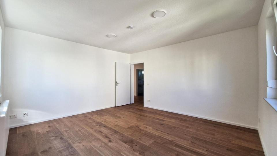 Thumbnail-Lichtdurchflutete 4-Zi.-Whg. in Esslingen mit EBK, Loggia, Garten