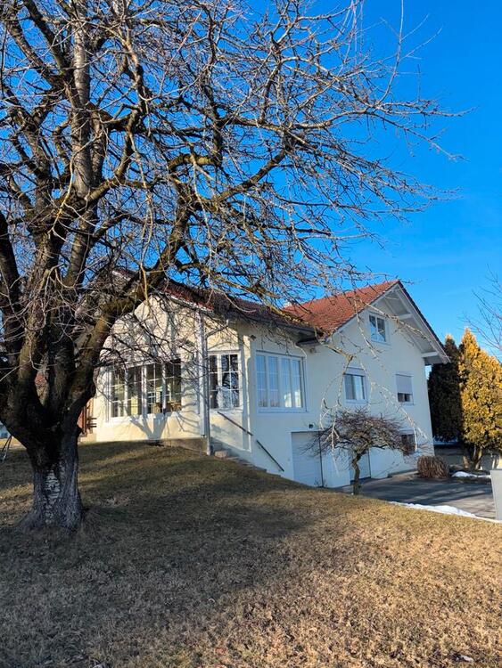 Thumbnail-Großzügige 6-Zimmer Wohnung zu vermieten