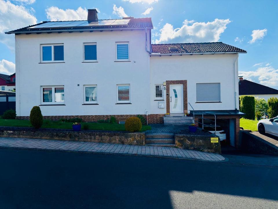 Thumbnail-Zweifamilienhaus mit PV-Anlage, Wallbox, großem Garten mit Pool