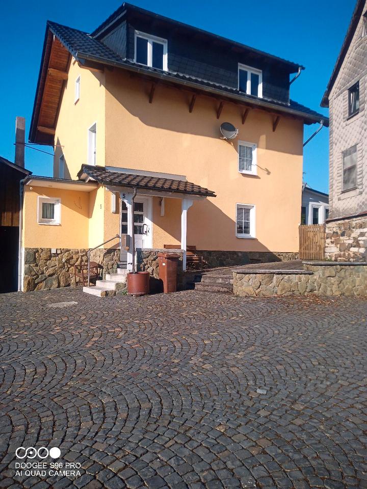 Thumbnail-Ein Familien Haus mit zwei neben gebeute