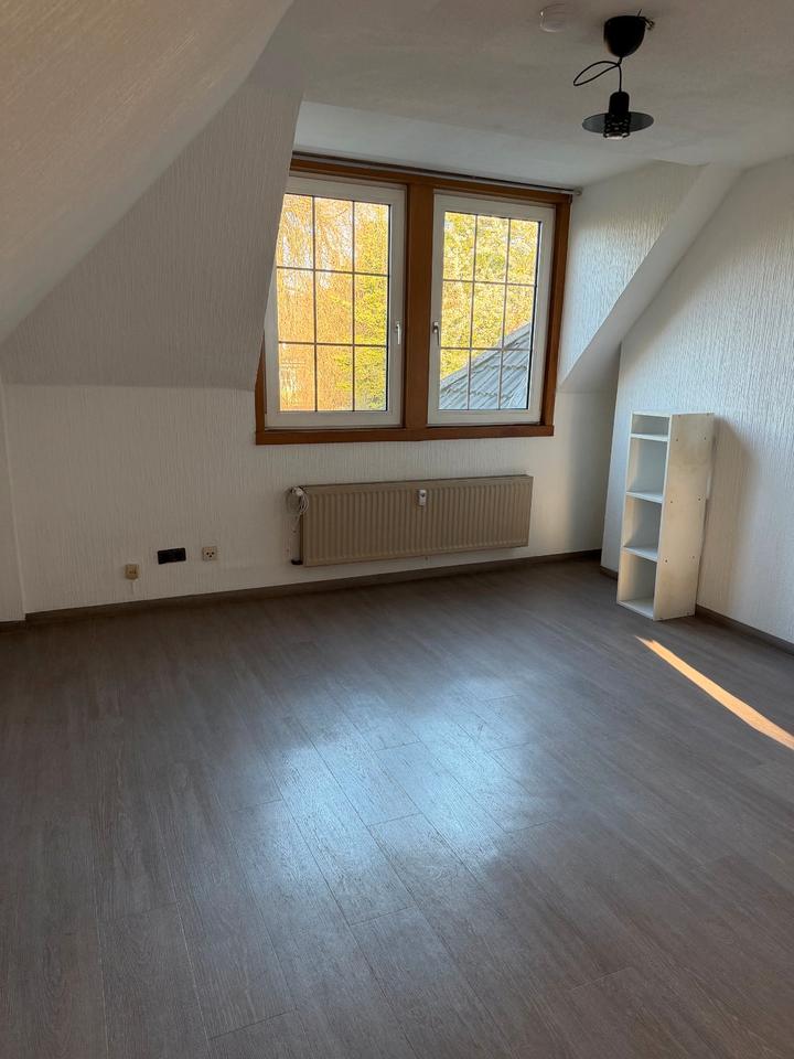 Thumbnail-Gemütliche Dachgeschosswohnung mit viel Tageslicht in ruhiger Lag