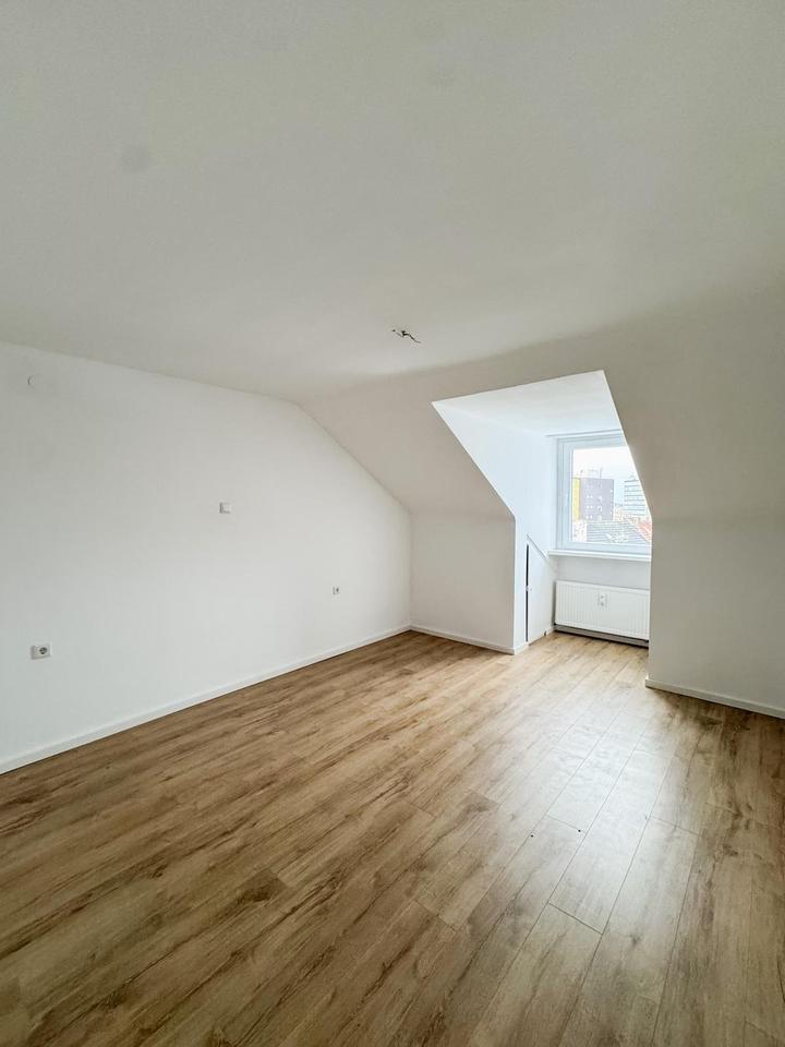 Thumbnail-Helle 2-Zimmer-Dachgeschosswohnung, ca. 60 m² – WG-geeignet