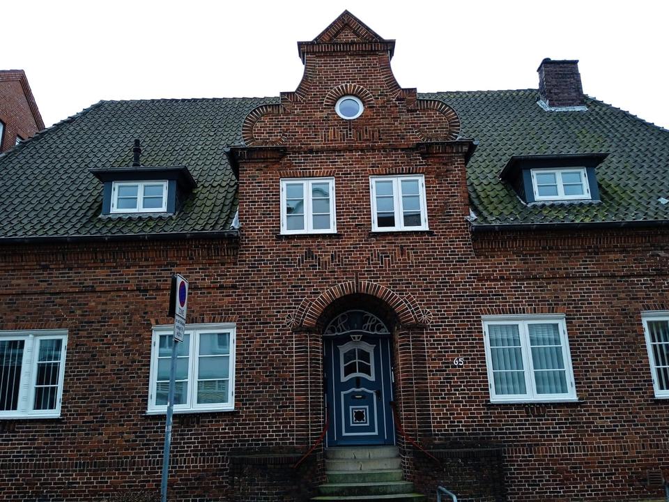 Thumbnail-Großzügige 3 Zimmerwohnung im 1. OG (rechts)