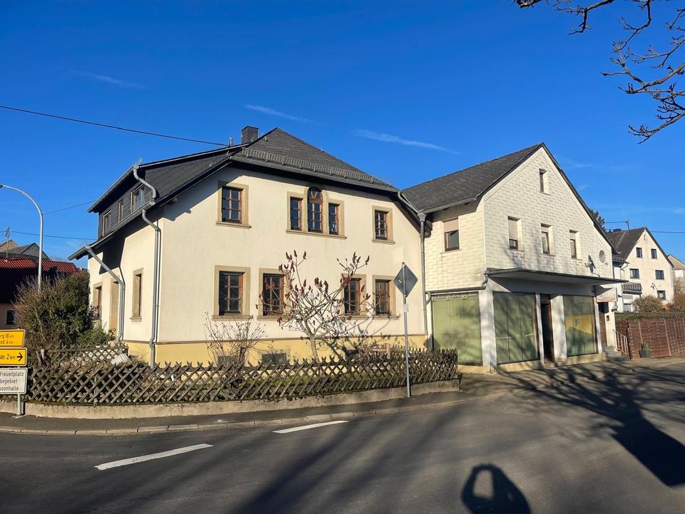 Thumbnail-Zwei Einfamilienhaus mit große Lokal und zwei Betongarage