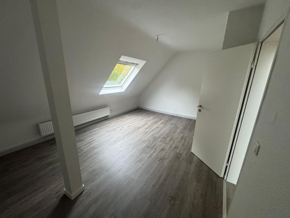 Thumbnail-Dachgeschosswohnung mit Sonnenbalkon in Langenfeld - Reusrath.